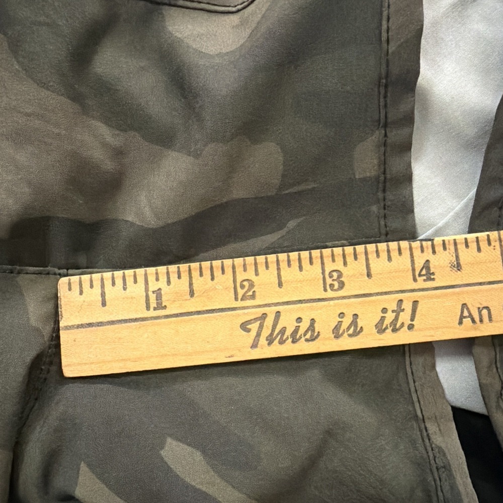 Albion Women's Size Small Camo Print Lunge Shorts Gym Workout Pants Running Euc - Picture 3 of 9
